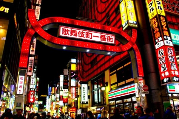 di chuyển đến phố đèn đỏ Kabukicho Shinjuku